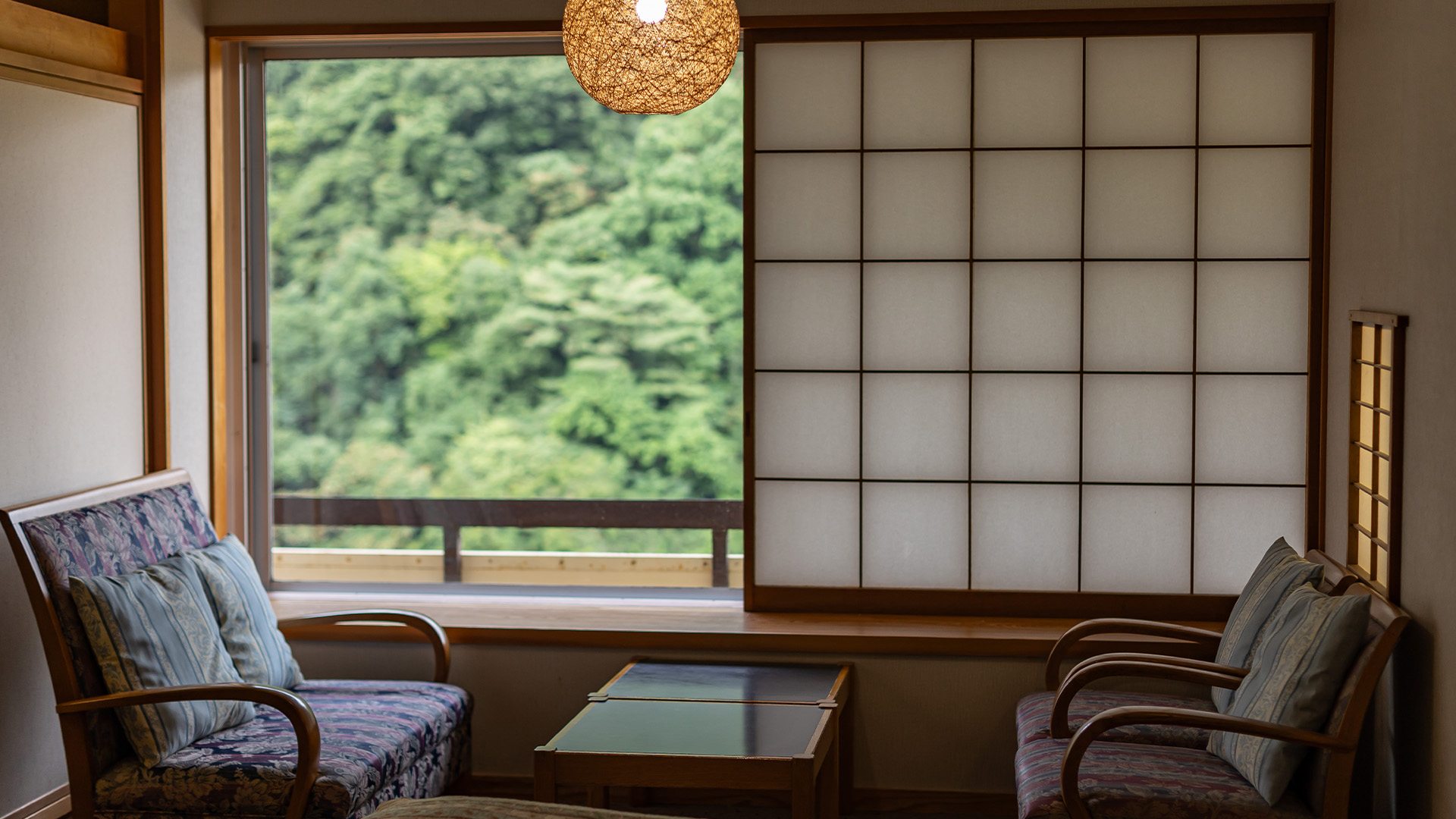 Pure Japanese-style Guest rooms where you can feel the refreshing breeze from the valley