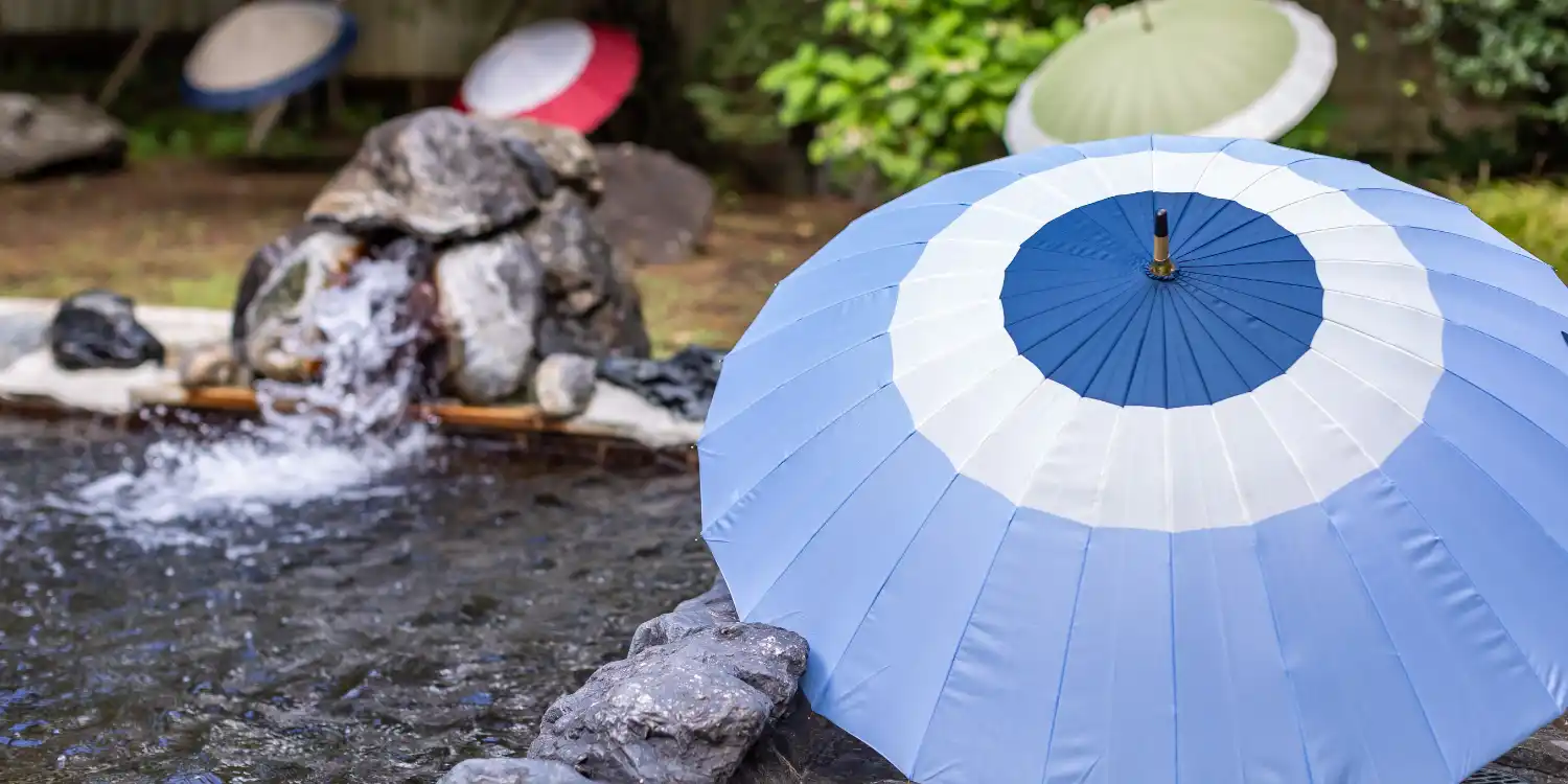 夜露天風呂傘アップ