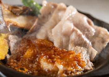 Kushiyaki and hot pot dishes at a hearth kaiseki restaurant originating from northern Akita