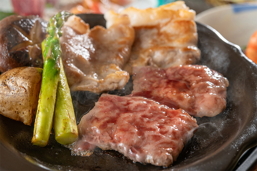 【土地の恵み会席・春】季節の地産食材満載！八幡平牛と八幡平ポークの陶板焼きやきりたんぽ鍋を堪能