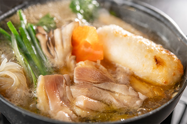 品尝用时令食材烹制的汤濑，以及北秋田的当地美食--鬼丹婆火锅！