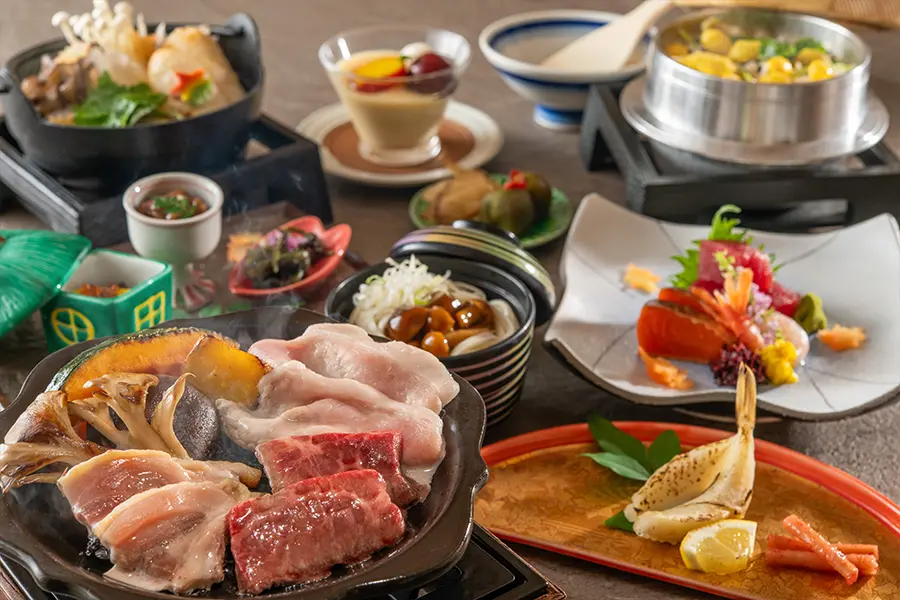 【季節の会席・秋】牛・豚・鶏3種の陶板焼きと北秋田の郷土料理“きりたんぽ鍋”で秋田を満喫！