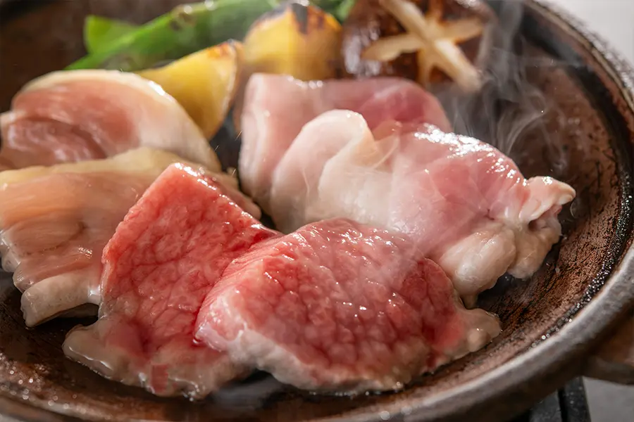 【季節の会席・秋】牛・豚・鶏3種の陶板焼きと北秋田の郷土料理“きりたんぽ鍋”で秋田を満喫！