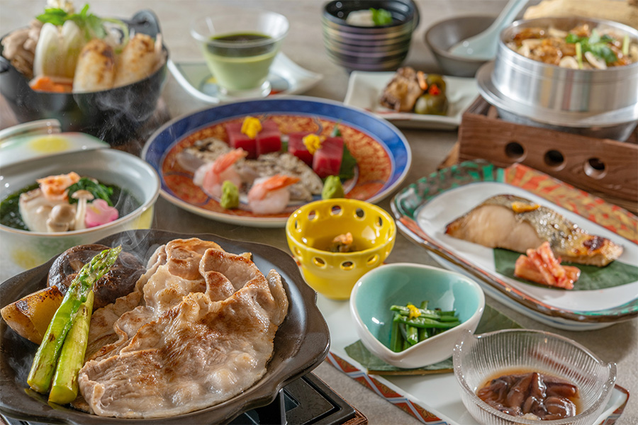 【季節の会席・春】八幡平ポーク陶板焼きと北秋田の郷土料理“きりたんぽ鍋”で秋田を満喫！