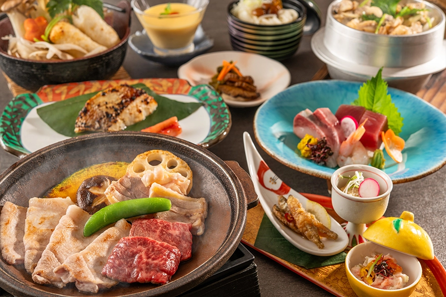 【季節の会席・冬】牛・豚・鶏3種の陶板焼きと北秋田の郷土料理“きりたんぽ鍋”で秋田を満喫！