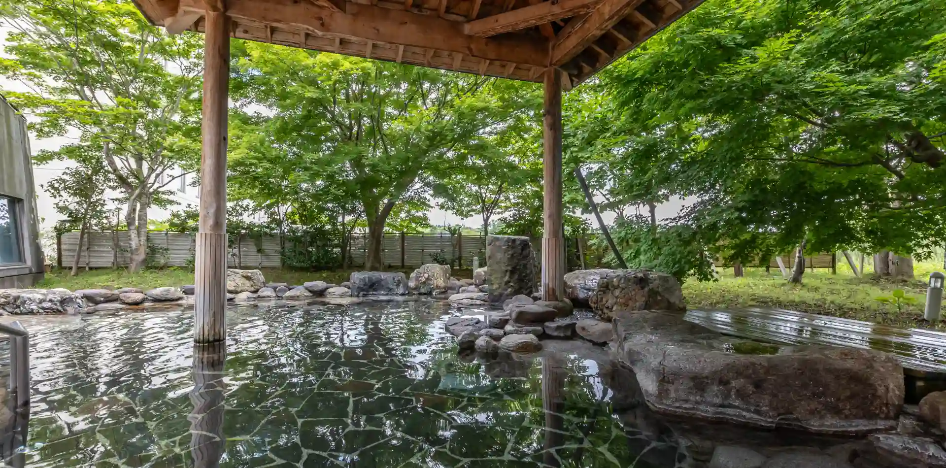 芽吹きの春 心地よい風を感じる露天風呂