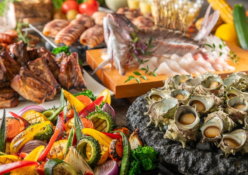 【青森海鲜×夏季烧烤自助餐】晚餐可享用约50种烧烤自助餐，包括排骨、海螺等。