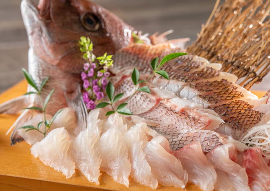 【青森海鮮×夏季燒烤自助餐】晚餐是帶燒烤感覺的自助餐，包括排骨和海螺。