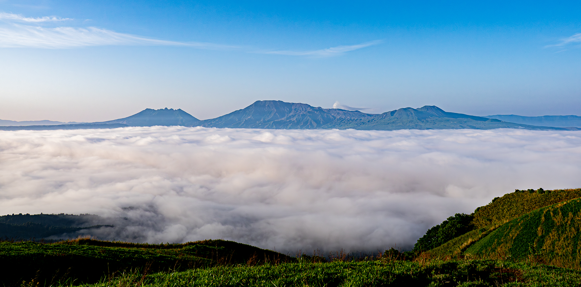 阿蘇の絶景「大観峰から望む阿蘇谷の雲海と阿蘇五岳」