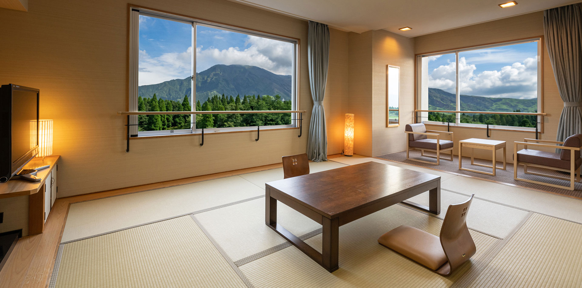 You can get a spectacular panoramic view of Aso Five Mountains from Guest rooms.