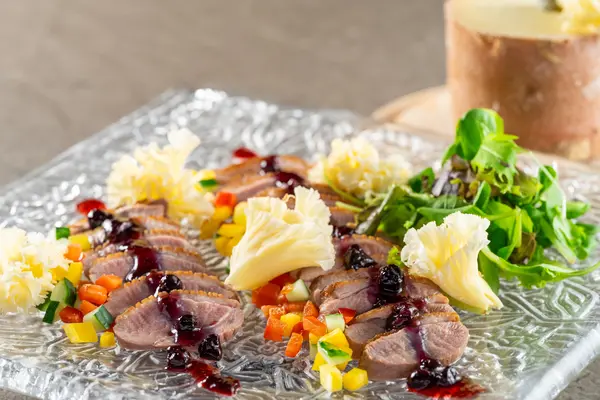 &ldquo;チーズの花びら&rdquo;テテドモアンヌと合鴨ロース肉のロティ　阿蘇ブルーベリーソース