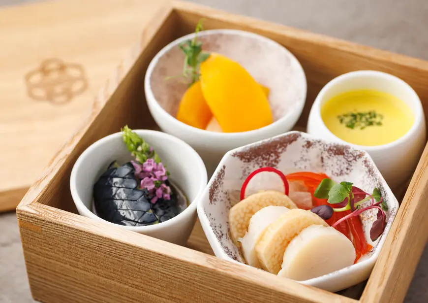【當地特色懷石料理套餐】享用上等阿爾方西諾羊肉和新鮮海鮮刺身等當地食材。