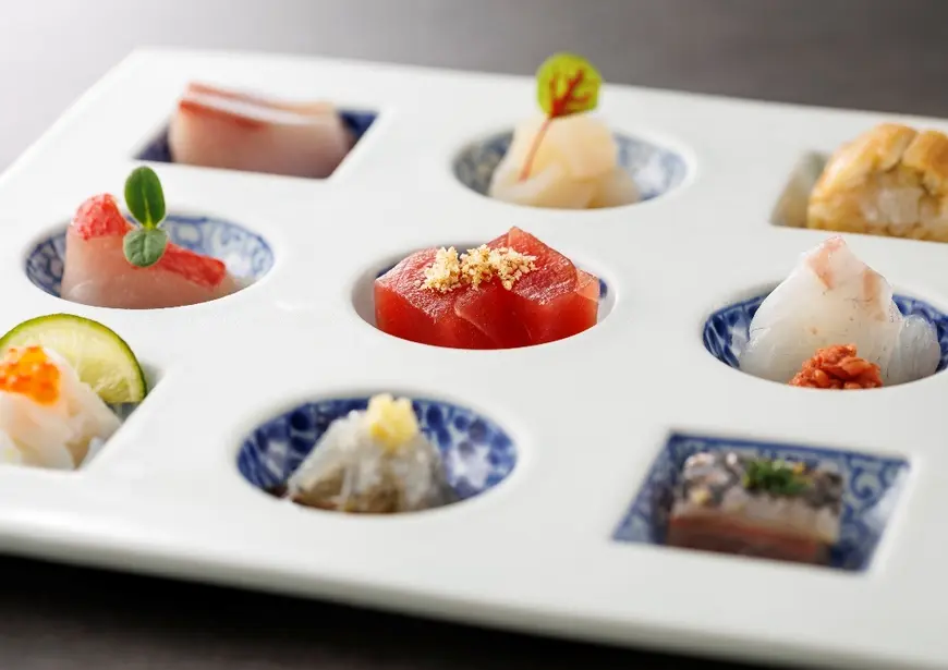 【當地特色懷石料理套餐】享用上等阿爾方西諾羊肉和新鮮海鮮刺身等當地食材。