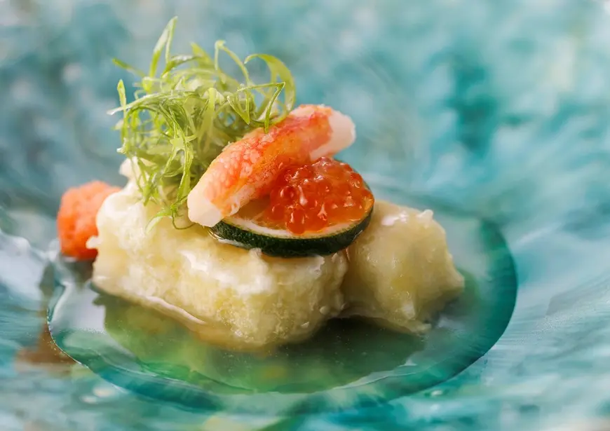 【當地特色懷石料理套餐】享用上等阿爾方西諾羊肉和新鮮海鮮刺身等當地食材。