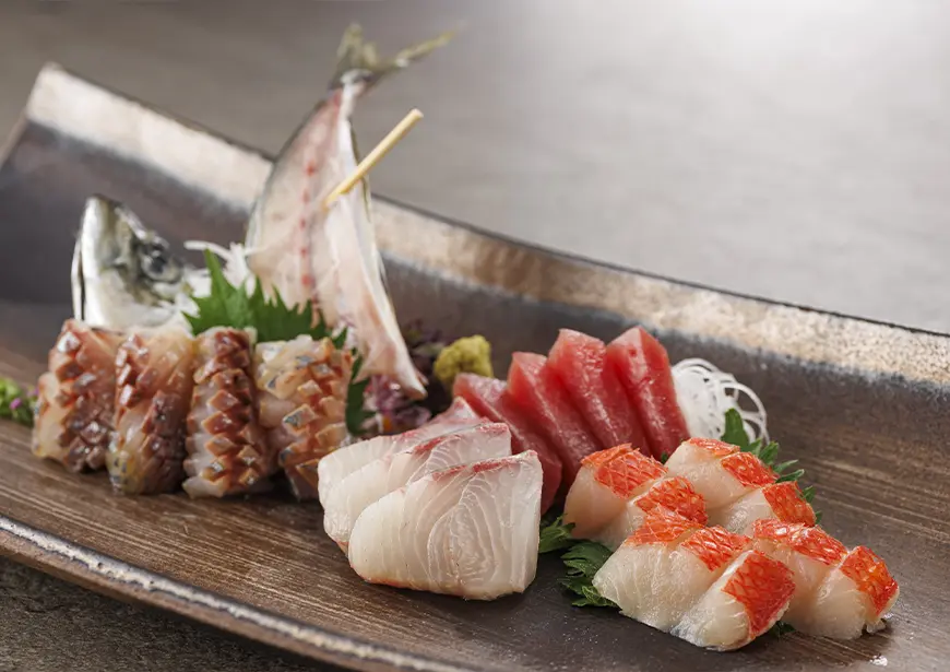 【當地特色懷石料理】以味噌烤國產牛裡肌和金鯛魚飯為特色的當地特色懷石料理。