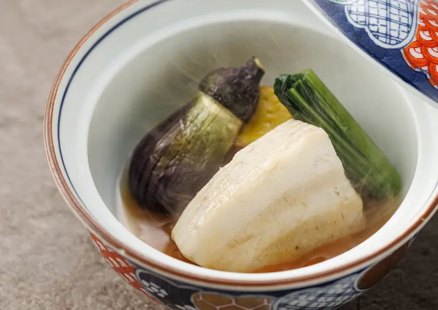 【當地特色懷石料理】以味噌烤國產牛裡肌和金鯛魚飯為特色的當地特色懷石料理。