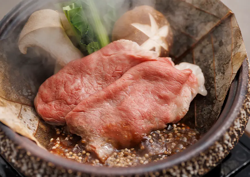 【當地特色懷石料理】以味噌烤國產牛裡肌和金鯛魚飯為特色的當地特色懷石料理。