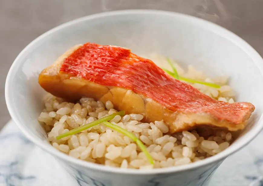 【當地特色懷石料理】以味噌烤國產牛裡肌和金鯛魚飯為特色的當地特色懷石料理。