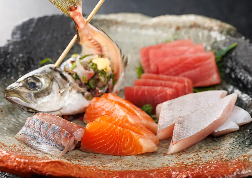 【當地特色懷石料理】以味噌烤國產牛裡肌和金鯛魚飯為特色的當地特色懷石料理。