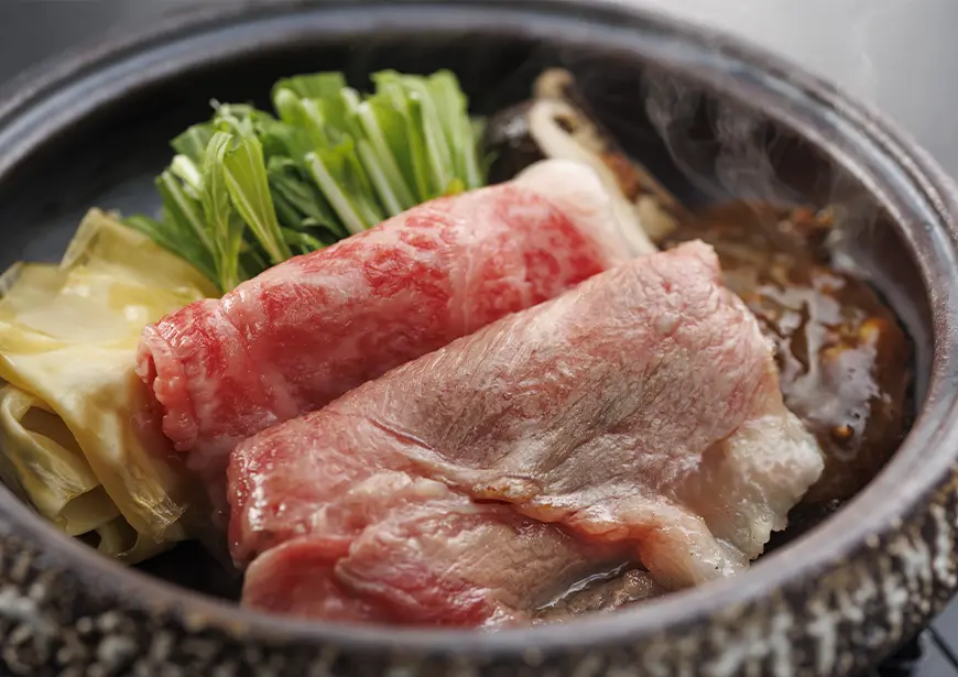 【當地特色懷石料理】以味噌烤國產牛裡肌和金鯛魚飯為特色的當地特色懷石料理。