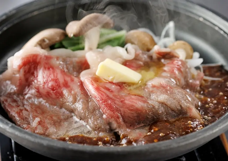[本地祝福怀石] 享用Shizuoka，搭配土豆芋头，这是一份由当地制作的怀石套餐，特色是牛里脊和美味的阿方索（alfonsino）混合米饭。