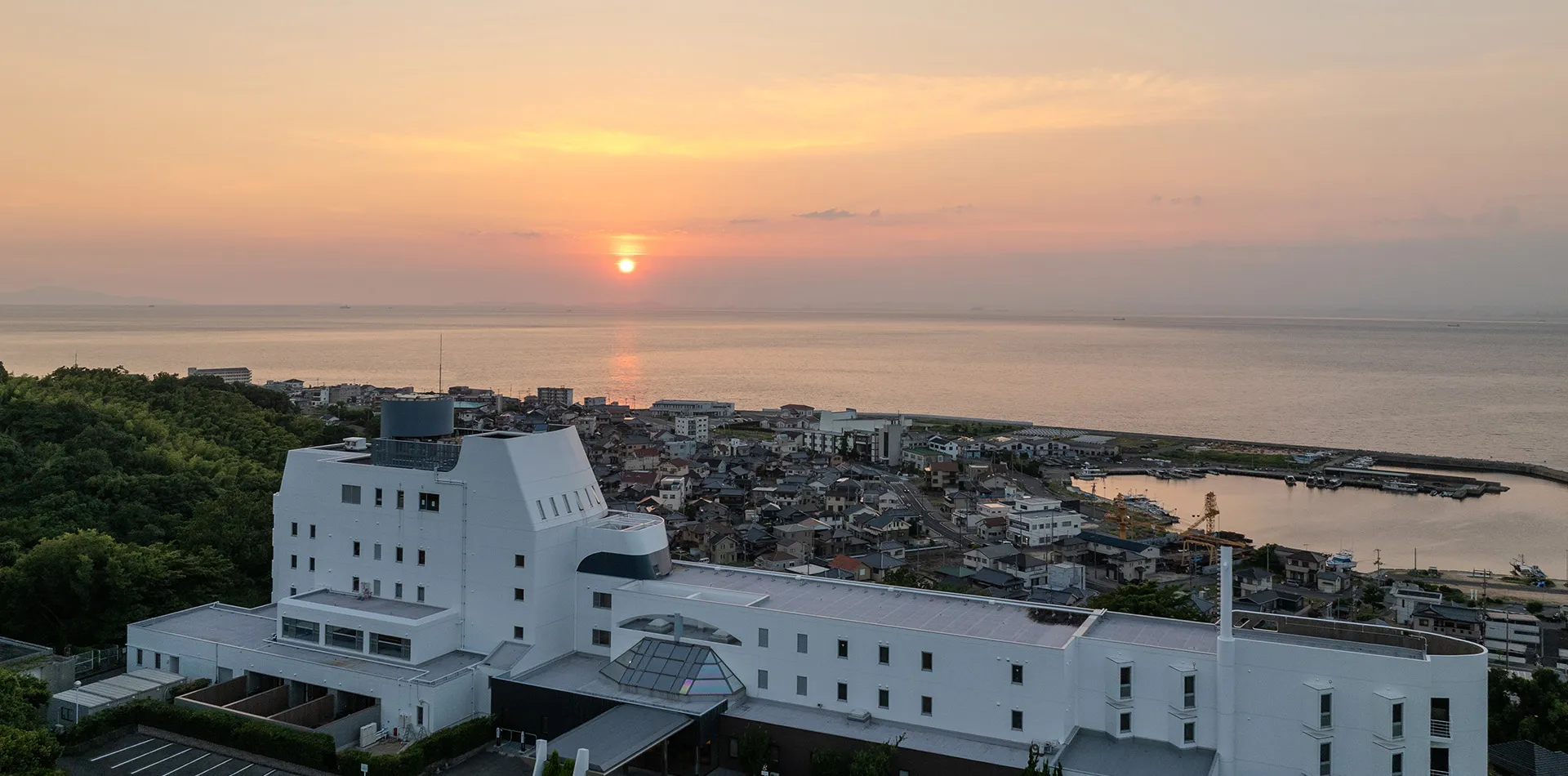 客室、レストランや露天風呂から海に沈む夕日の美しい景色をご覧いただけます