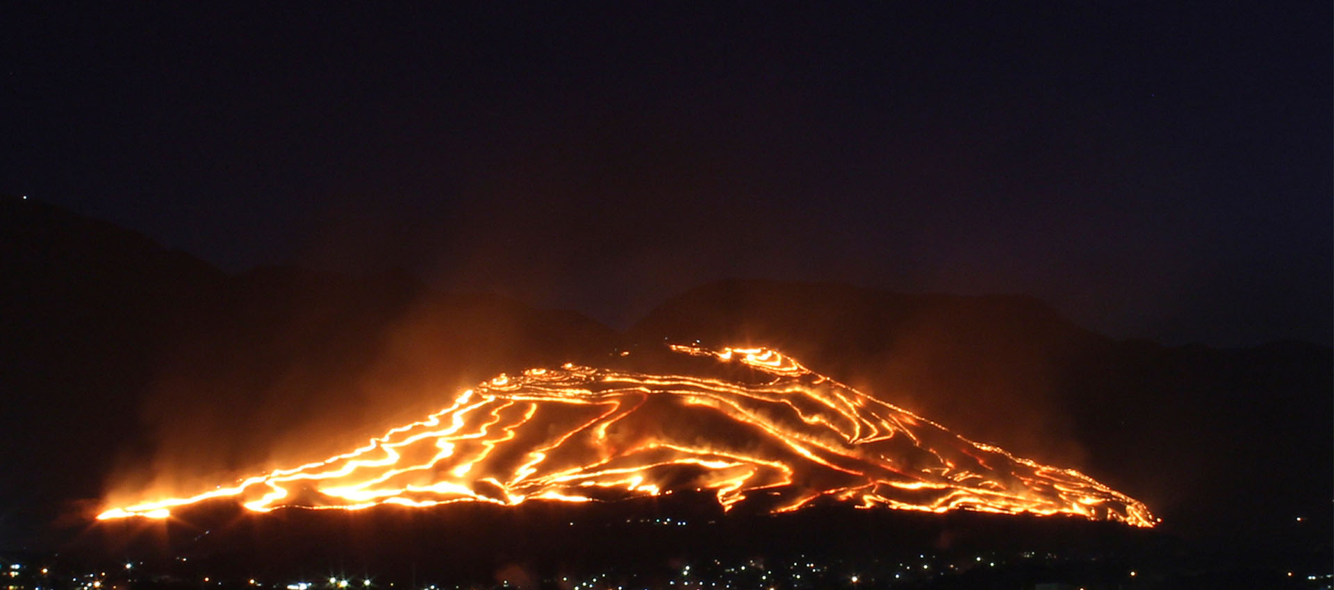 別府八湯温泉まつりのメインイベント「扇山火まつり」