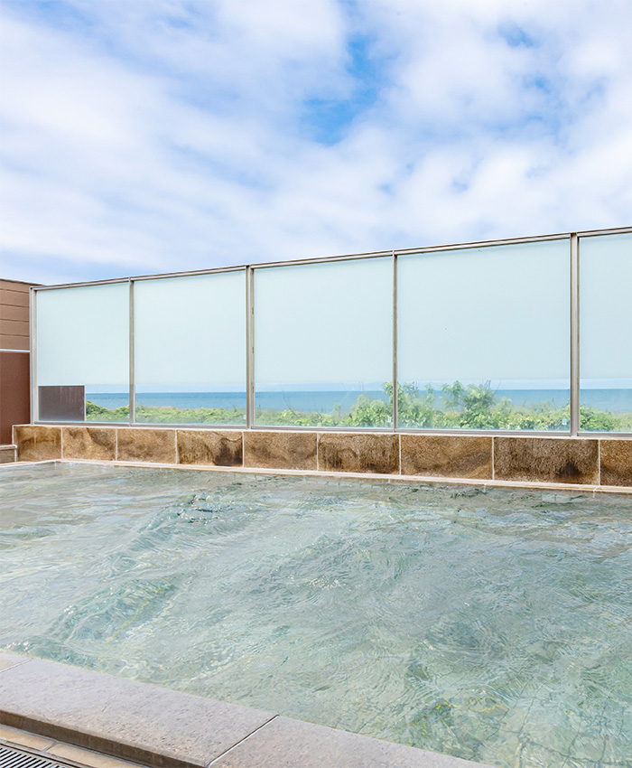 在眺望伊势湾的露天浴池中享受天然温泉