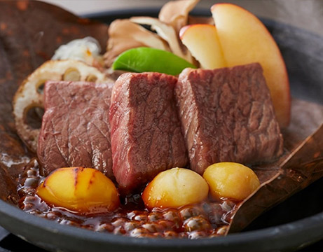 Beef and apples grilled on a magnolia leaf