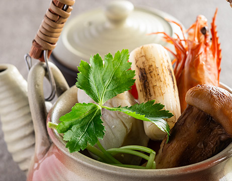 food steam-boiled in an earthenware teapot