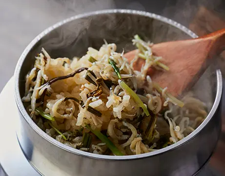 泉州しらすと山菜釜飯