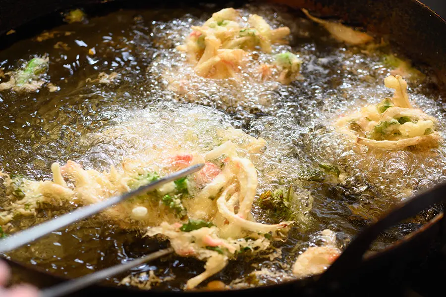 地元山菜の天ぷら※ライブキッチン