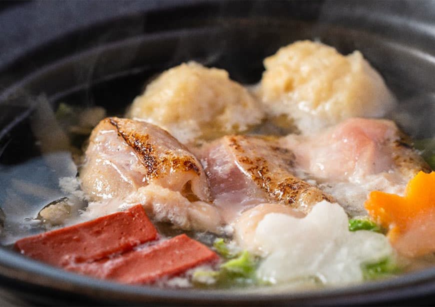 [Seasonal Kaiseki] Enjoy a little bit of each of the seasonal ingredients, such as Hanamidori fish meatball hotpot, tilefish, and Spanish mackerel.
