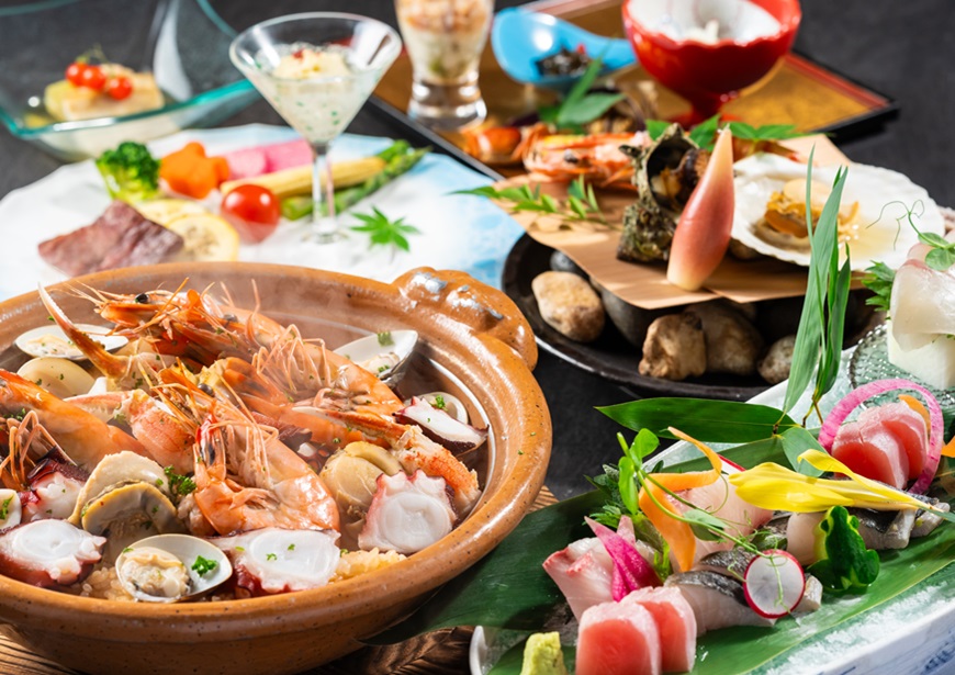 【特色怀石料理】请享用浓缩了新鲜海鲜、品牌“博多和牛”和海鲜等严选食材风味的海鲜煲仔饭。