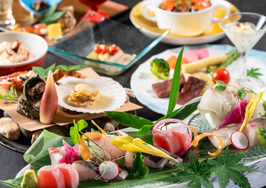 【特色怀石料理】请享用浓缩了新鲜海鲜、品牌“博多和牛”和海鲜等严选食材风味的海鲜煲仔饭。