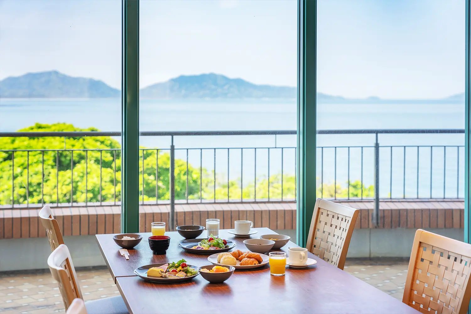 爽やかな景色と朝食を楽しむ