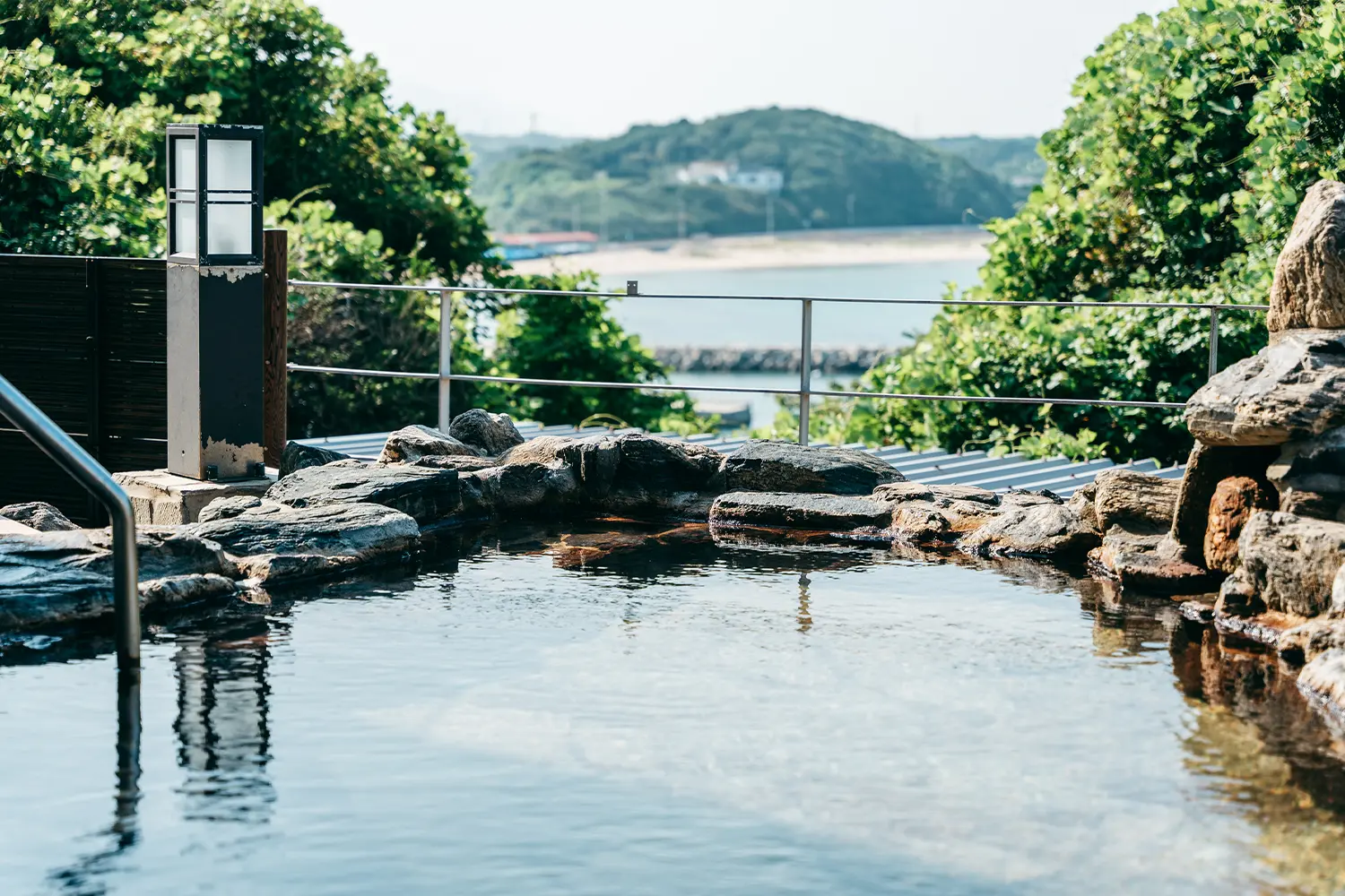 朝日と玄界灘を望む朝風呂で1日のスタートを