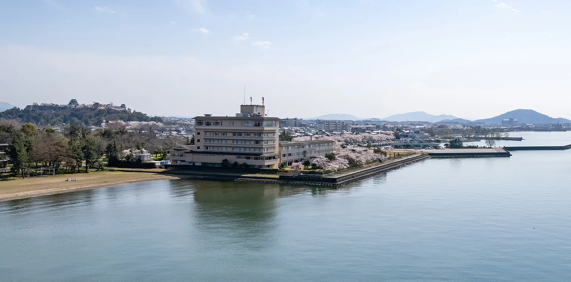 湖畔沿いの亀の井ホテル彦根の写真