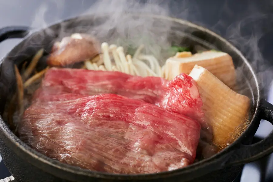 【大地之福懷石料理】主菜：近江牛壽喜燒或近江牛涮鍋