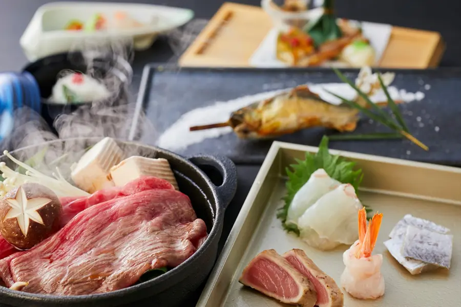 【大地之福懷石料理】主菜：近江牛壽喜燒或近江牛涮鍋