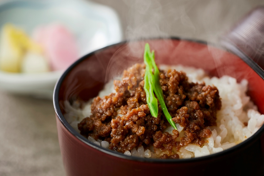 【特別会席】本ずわい蟹(半身)とA5ランク霜降り近江牛のすき焼き