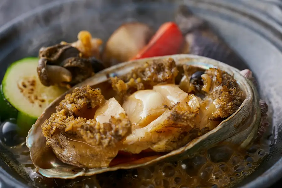 【特製懷石料理】烤鮑魚壽喜燒配A5級大理石紋近江牛肉