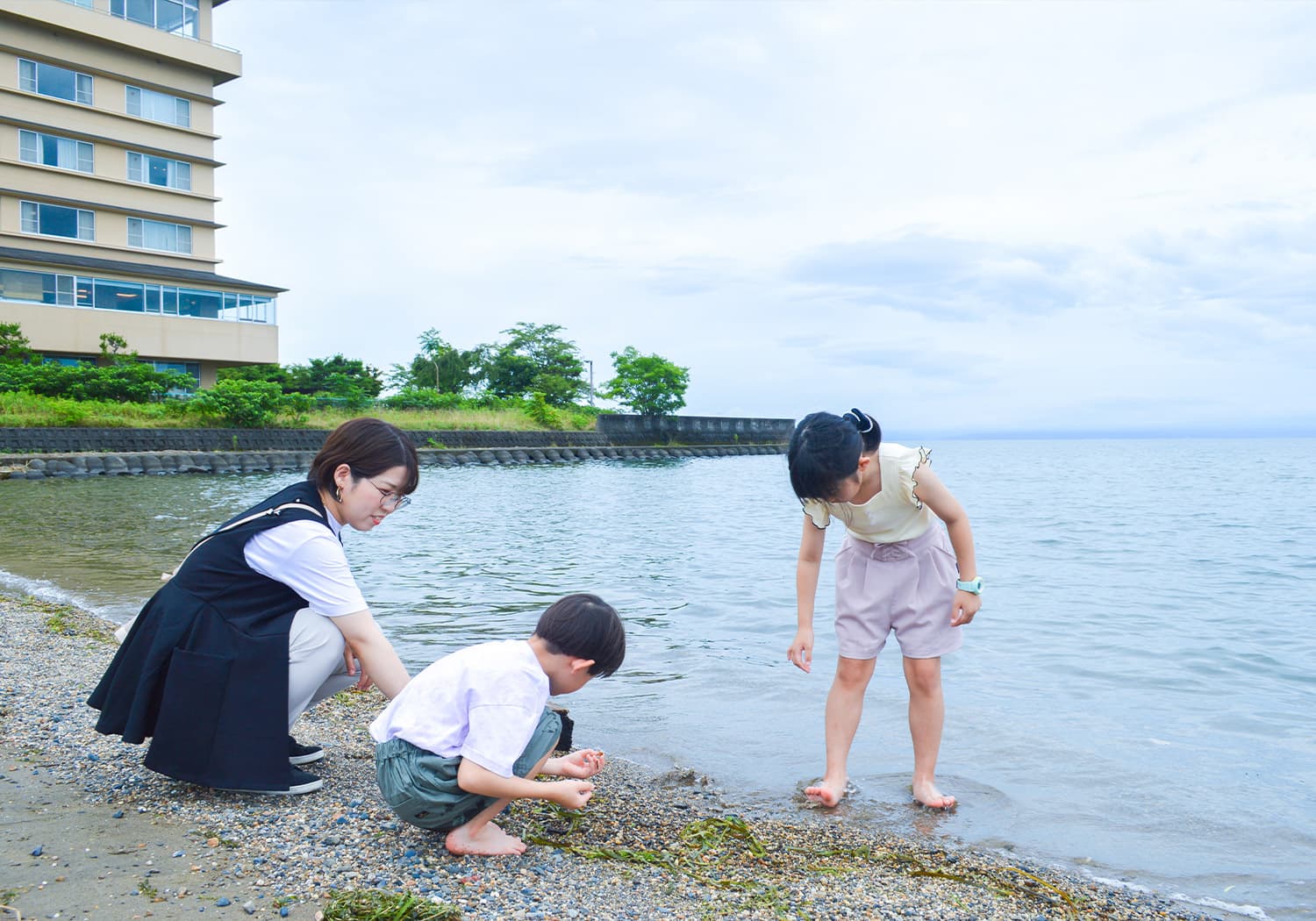 ホテルからすぐそばで水遊び