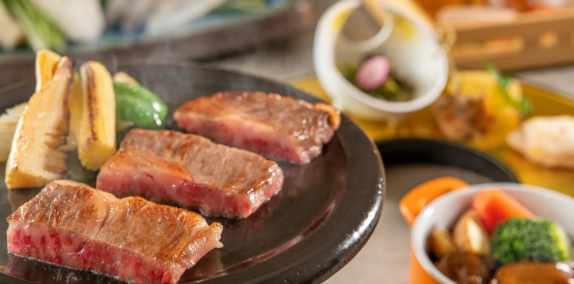 旬の味覚や地元の食材を会席料理で味わう