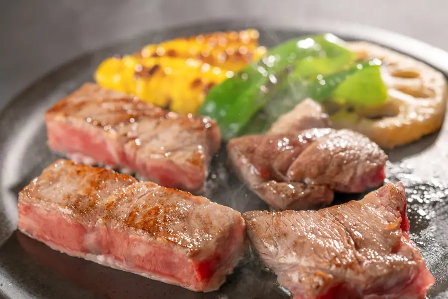 [Limited] Kaiseki course featuring grilled Maezawa beef and Oma bluefin tuna nigiri sushi.