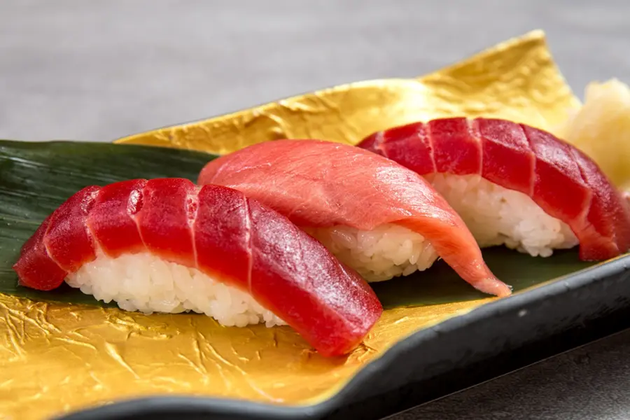 [Limited] Kaiseki course featuring grilled Maezawa beef and Oma bluefin tuna nigiri sushi.