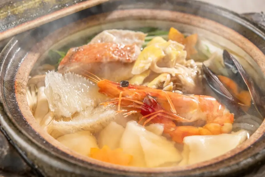 【極み会席・秋】鮭と松茸の土鍋ご飯と岩手が誇る「前沢牛」石焼に舌鼓！鮑の揚物・海鮮ひっつみ鍋など美食旅へ
