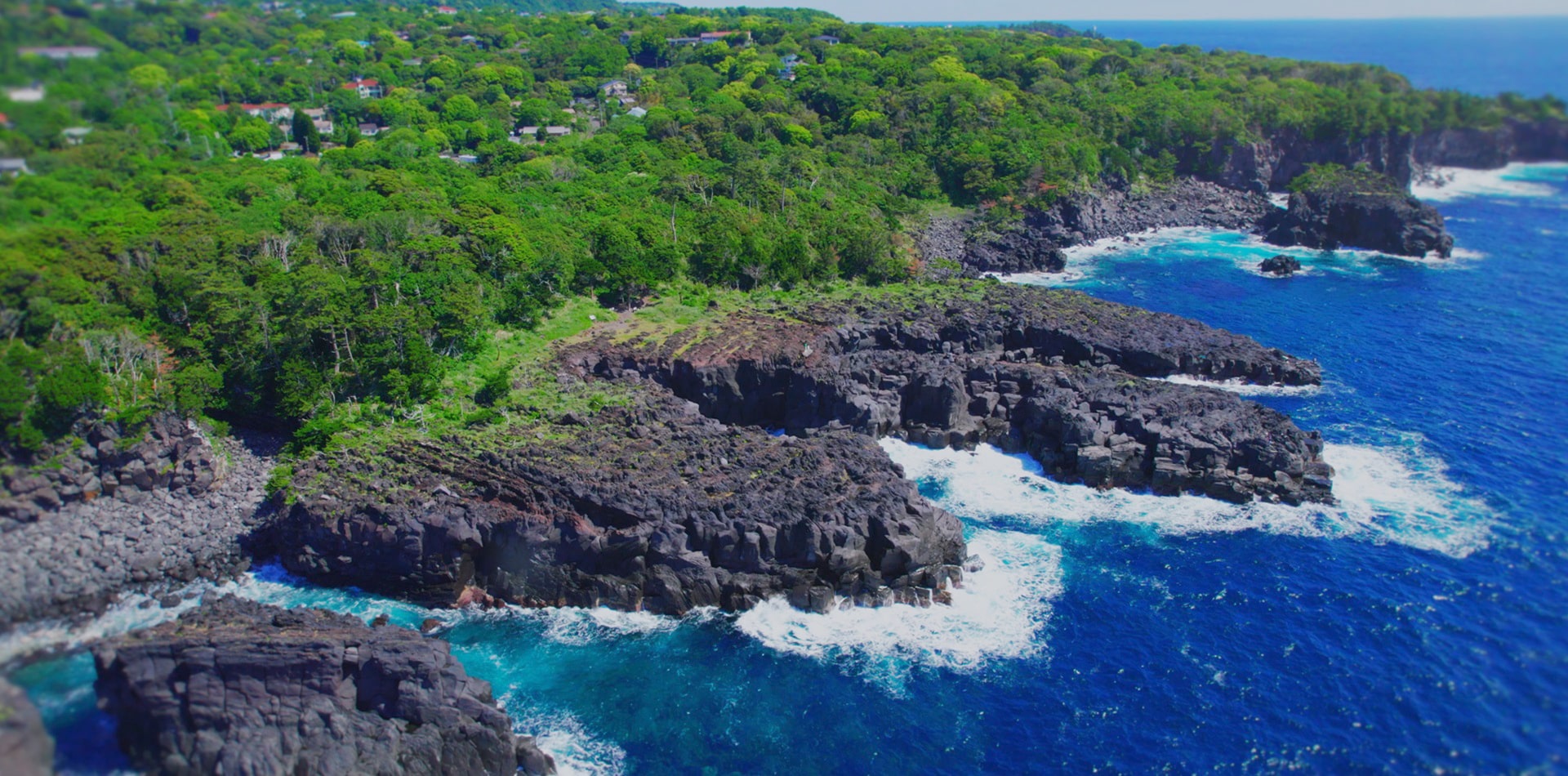 コバルトブルーの絶景海岸