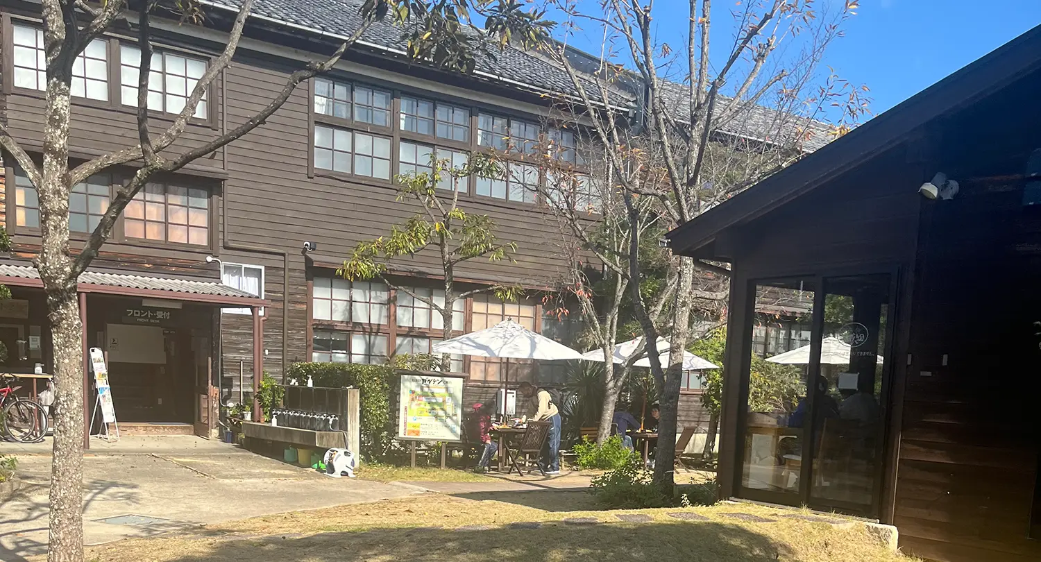 旧校舎の「秋津野ガルテン」でみかんを使った体験