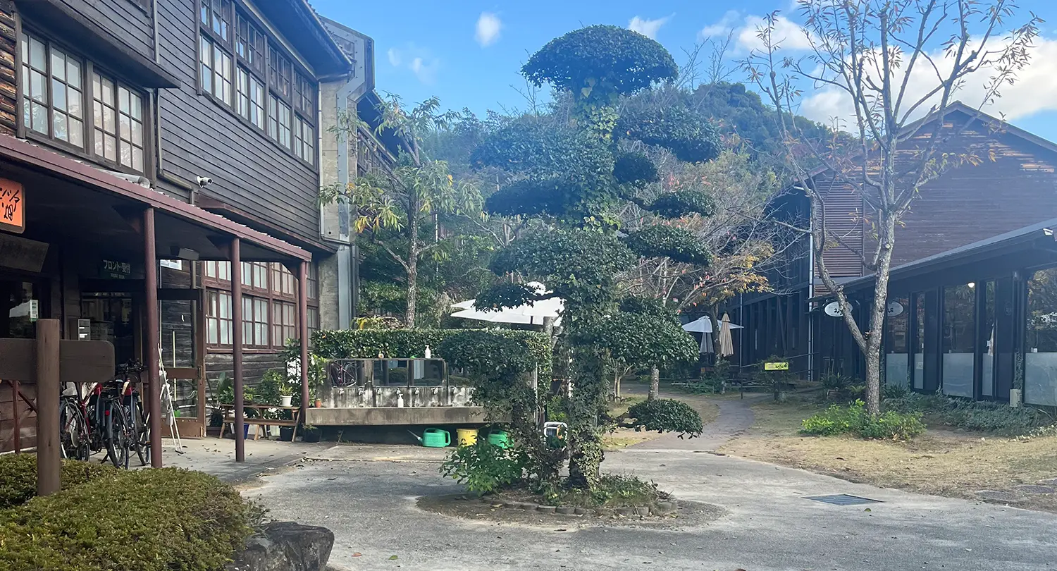 旧校舎の「秋津野ガルテン」でみかんを使った体験